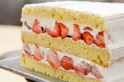 Erdbeer-Biskuitkuchen bereit für den Zuckerguss in der Bäckerei von „Junior’s“ in Downtown Brooklyn, berühmt für New Yorker Käsekuchen und andere Desserts.