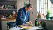 Jamie Oliver präsentiert diesmal ein schnelles Gericht mit weißen Bohnen aus dem Vorratsschrank.