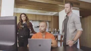 Hacker Aaron Wright (Joey Lawrence, M.) findet für Tani Rey (Meaghan Rath, l.) und McGarrett (Alex O'Loughlin, r.) heraus, dass jemand sich gezielt in das System gehackt hat, um an Informationen über die Informanten des Hawaii Five-0-Teams zu gelangen. Damit sind alle Informanten in Gefahr ...