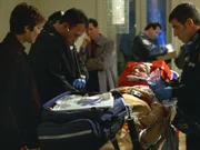 Szene: Jessica Blaine Todd (Mary Beth Hurt, mi.) wird in ihrer Wohnung schwer verletzt aufgefunden. Benson (Mariska Hargitay, li.) und Stabler nehmen die Ermittlungen auf...