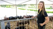 Zum Auftakt geht es nach Ostwestfalen-Lippe. Am Rand des Teutoburger Waldes, in Lage, setzt Leonie Froböse auf moderne Landwirtschaft. Voller frischer Ideen ist die 25-Jährige in die Landwirtschaft ihrer Eltern eingestiegen. Zusammen mit ihrem Mann Janis kümmert sich die Junglandwirtin um Schwäbisch-Hällische Landschweine.