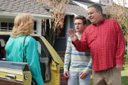 "Die Goldbergs", "Der faule Fisch." Adam und Murray zanken den ganzen Tag. Als sie sich selbst vor den Nachbarn kein Blatt vor den Mund nehmen, wird es Beverly zu bunt. Erbost verdonnert sie die zwei zu einem gemeinsamen Angel-Ausflug. Bei Erica erwacht die Liebe zur Musik wieder, als sie am Campus einen A-Capella-Chor singen hört. Es gelingt ihr, dort Mitglied zu werden. Doch während die anderen nur Spaß haben wollen, fällt Erica durch übertriebenen Ehrgeiz auf. Im Bild (v.li.): Wendi McLendon-Covey (Beverly Goldberg), Sean Giambrone (Adam Goldberg), Jeff Garlin (Murray Goldberg).