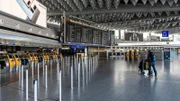 Der Frankfurter Flughafen befindet sich in einem eigenständigen Stadtteil von Frankfurt am Main. Er ist bereits jetzt der größte Flughafen in Deutschland.