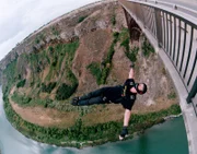 Sie gehen bis an die Extreme, sie kennen keine Grenzen und ihr Mut und ihre Abenteuerlust sind schier unendlich. "Red Bull Ultimate Rush" begleitet Extremsportler bei ihren größten Herausforderungen ...