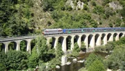 Cevennenbahn - während in dieser dünnbesiedelten Gegend früher der Lachs des Allier das Hauptnahrungsmittel war, ist sie heute bekannt für ihre Linsengerichte und den "Train touristique des Gorges de l’Allier". Dieser Zug fährt nur im Sommer, an fünf Tagen in der Woche.