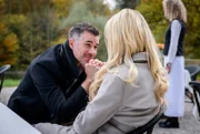 Yannik (Jo Weil, l.) und Larissa (Vivien Wulf, r.) malen sich verliebt ihre Hochzeit aus.