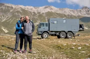 Peter ist leidenschaftlicher Off-Road-Fahrer und möchte mit einem Allrad-Wohnmobil irgendwann die Welt umrunden. Das Paar plant den Bau eines Reisemobils ohne Kompromisse. - (v.l.n.r.) Tanja (45) und Peter (49) aus dem Bergischen Land vor der weiten Kulisse der Abruzzen in Italien.