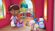 "Disneys Doc McStuffins, Spielzeugärztin", "Doc's mobile Praxis / Der kleine Jack springt ein." Doc's mobile Praxis:Doc trifft im Park die kleine Maddie, die traurig ist, weil ihre Spielzeugmaus nicht funktioniert. Natürlich würde ihr Doc gerne helfen. Leider hat sie aber nicht das richtige Werkzeug dabei, schließlich ist sie ja nicht in ihrer Praxis. Das ist das erste Mal, dass Doc ein Spielzeug nicht reparieren kann. Um in Zukunft für solche Fälle besser gerüstet zu sein, verfolgt Doc einen genialen Plan. Gemeinsam mit ihrem Vater will sie eine mobile Klinik bauen, mit der sie auch außerhalb ihrer Praxis kleine Patienten versorgen kann. Der kleine Jack spring ein:Während Jack und sein Sohn eine Show-Vorstellung für eine Geburtstagsfeier proben, verletzt sich Jack. So kann er natürlich unmöglich auftreten. Es sieht ganz so aus, als wäre Jack Junior nun ganz auf sich allein gestellt. Nicht nur, dass der Bub wegen des bevorstehenden Solo-Auftritts furchtbar aufgeregt ist, macht er sich zugleich große Sorgen um seinen Papa. Ein Fall für Doc und ihre Freunde! Sie versuchen, dem großen und kleinen Jack gekonnt zu helfen.