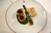Das Hauptgericht von Spitzenkoch Ali Güngörmüs: Kabelja mit Pak Choi und Pesto-Tomatenjus-Kartoffeln.