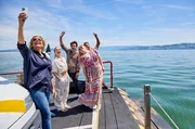 Bettina schießt ein erstes Reise-Selfie auf der Fähre in Richtung Schweiz.