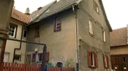 Mit einem Kleinkind und ohne Geld kehren Darren und Melanie von Australien zurück nach Deutschland. Sie erstehen ein stark sanierungsbedürftiges Haus. Nach einem Streit mit Melanies Eltern zieht die Familie kurzerhand auf die Baustelle.