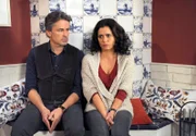 ARD ROTE ROSEN FOLGE 1444, am Montag um 14:10 Uhr im ERSTEN. Vera (Sandra Speichert, r.) gesteht Jan (Timothy Peach, l.), dass sie ihren Laden schließen muss.