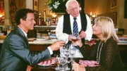 Jeannette (Christine Schuberth) will mit dem gutsituierten Herrn (Andreas Dieck, li.) anstoßen, den sie für ihr Blind Date "Napoleon" hält. Dabei wird sie von dem Kellner (Gunther Philipp) gestört.