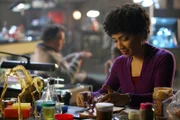 Nach Peters Verschwinden ist Walter (John Noble, l.) fix und fertig und raucht Marihuana, um sich abzulenken. Astrid (Jasika Nicole, r.) macht sich Sorgen um ihn ...