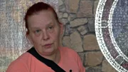 Michaela ist innerhalb ihres Wohnkomplexes aufgrund gesundheitlicher Probleme vom vierten Stock ins Erdgeschoss gezogen. Doch schon zeichnet sich das nächste unangenehme Thema ab, mit dem Michaela sich befassen muss: Es gibt Schwierigkeiten mit der Kaution für ihre neue Wohnung.