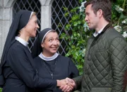 Rosamunde Pilcher - Die falsche Nonne Die Nonnen sind froh, dass der Architekt günstig bei der Renovation des Waisenhauses hilft: Carin C. Tietze als Schwester Editha, Manon Straché als Schwester Mary, Jan Hartmann als Tom Richards