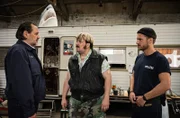 Jäger (Markus John, l.) und Frank (Niklas Osterloh, r.) sprechen mit Stefan Maus (Nikolai Will, M.).