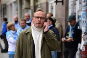 Kommissar Schaller (Alexander Held) lässt sich von seinen Kollegen die genaue Adresse des Fundorts der Leiche im Münchner Viertel Giesing geben. Nach dem Fußballspiel ist dort die Hölle los. Die Fans stürmen die dortigen Kneipen zur Besprechung des Spiels.