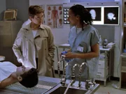 Dr. Warner (Tamara Tunie, re.) erklärt Olivia (Mariska Hargitay, li.) wie der Tote ermordet wurde...