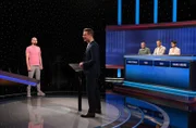 Moderator Alexander Bommes (M.) mit den Kandidat:innen: SR-1-Moderator Marc-André Kruppa (l.), WDR-2-Hörer Christopher Czimek (3.v.r.), WDR-2-Moderator Tobias Altehenger (2.v.r.) und SR-1-Hörerin Lisa Schneider (r.).