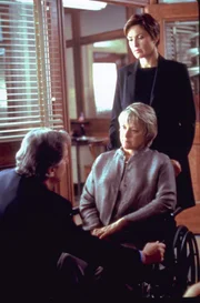 Von links: Edwin Todd (Henry Winkler), Jessica Blaine-Todd (Mary Beth Hurt) und Detective Olivia Benson (Mariska Hargitay) Die Verwendung des sendungsbezogenen Materials ist nur mit dem Hinweis und Verlinkung auf TVNOW gestattet.