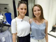 Nadine (r.) zusammen mit ihrer Shoppingbegleitung Sandra.