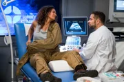 Mit ihrer Begeisterung für Oldtimer und ihrer herzlichen offenen Art fasziniert Renee Sanders (Lucia Peraza Rios, l.) Dr. Matteo Moreau (Mike Adler, r.)