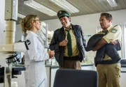 Hubert (Christian Tramitz, rechts) und Staller (Helmfried von Lüttichau, Mitte) befragen Monika Bösmeier (Isabella Leicht, links) vom Wasserwirtschaftsamt Weilheim, über einen Egel, der an der Leiche aus der Loisach gefunden wurde.