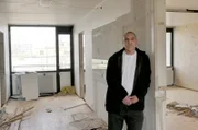 Ezzedine Assam in einem geräumten Wohnblock in Gellerup.