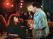 MDR Fernsehen TATORT, "Bei Auftritt Mord", am Mittwoch (07.09.11) um 22:05 Uhr. Roswita (Nina Hoger), die Ehefrau des Tänzers Ron de Vreen, im Gespräch mit Kommissar Ehrlicher (Peter Sodann). Sie saß bei der Probe im Zuschauerraum und hat Frederikes Unfall von dort beobachtet: hat sie etwas Verdächtiges gesehen?