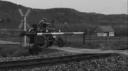 Bahnübergang auf dem Land - unkonventionelle Bedienung einer Anrufschranke.