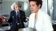 Die Justizbeamtin Schnoor (Uta Prelle, li.) bemerkt, dass Conny (Kristin Lenhardt) starke Schmerzen hat und empfiehlt ihr, zu Dr. Stein zu gehen.