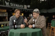 Mit Wehmut erinnert sich Armin (Rainer Will, l.) an die Trennung von Susanne und erzählt seinem Trinkkumpan (Kilian Graul, r.) davon ...