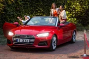 Die Influencerin Sophie Zimmermann (Emilia Bernsdorf, M.) und deren Freundin und Geschäftspartnerin Nina Blum (Bianca Nawrath, r.) lassen sich im Cabrio zum Partyboot ihres Werbekunden chauffieren. Lucas Winter (Jascha Rust, l.) fotografiert die beiden.