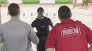 Als Steve McGarrett (Alex O'Loughlin, l.) mit dem Ausbilder (Anthony J. Silva Jr., r.) des Schießgeländes der HPD Police Academy spricht, teilt dieser ihm mit, dass Junior Reigns (Beulah Koale, M.) sehr talentiert, aber für die HPD nicht geeignet sei. Vielmehr erinnere ihn der Rekrut an McGarrett ...
