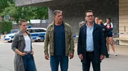 Nina (Julia E. Lenska, l.), Finn (Sven Martinek, M.) und Lars (Ingo Naujoks, r.) ermitteln am Turnverein.