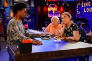 (v.l.n.r.) Carter (Julian Gant); Phil (Leslie Jordan); Kat (Mayim Bialik)