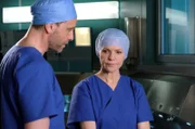 Dr. Kai Hoffmann (Julian Weigend) merkt Dr. Kathrin Globischs (Andrea Kathrin Loewig) desolaten Zustand und fragt, ob sie sich für die bevorstehende OP gewappnet fühlt.