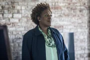 Sucht am Tatort des getöteten Bootsmannes Sam nach Spuren: Gerichtsmedizinern Dr. Loretta Wade (CCH Pouder) ...