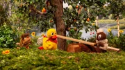 Moppi wartet darauf, dass seine Lieblingsbirne reif wird und zu Boden fällt. Damit er nicht tagelang dasitzen muss, wollen Pitti und Schnatterinchen ihm helfen und die Birne pflücken.
