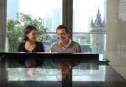 ARD GELD.MACHT.LIEBE, Folge 21, KURSEINBRUCH, Deutschland 2009, Regie Helmut Metzger, am Donnerstag (13.10.11) um 02:35 Uhr im Ersten. Frank (Johannes Zirner) hat eine junge Freundin (Julia Hartmann).
