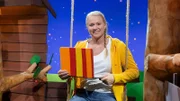 Singa ist begeistert von den Regenwürmern in der Erde. Sie schaut sich ihre Eigenschaften genauer an.