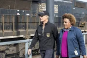 (v.l.n.r.) Dwayne Pride (Scott Bakula); Dr. Loretta Wade (CCH Pounder)