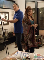 Douglas Fogerty (Brad Garrett, l.); Poppy Banks (Kimrie Lewis, r.)