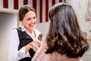 Maxi (Katharina Scheuba, l., mit Yeliz Simsek, r.) ist glücklich, dass Henry sich wirklich durch eine Hochzeit zu ihr bekennen würde.