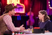 Max (Cheyenne Jackson, l.); Kat (Mayim Bialik, r.)