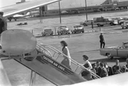 Mrs. Jacqueline Kennedy kehrt nach der Ermordung ihres Mannes, Präsident John F. Kennedy, in die Air Force One zurück, um nach Washington, DC zu fliegen.