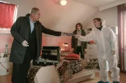 Moritz Eisner und Bibi Fellner gehen davon aus, dass die Tote als ein Kind hatte und zeigen Meret Schnade ein Foto.