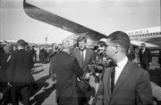 Paul Landis (R) steht bei der Ankunft von Präsident John F. Kennedy auf dem Love Field in Dallas.