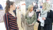 V.l.: Verkäuferin, Kandidatin Conny und Shoppingbegleitung Vanessa